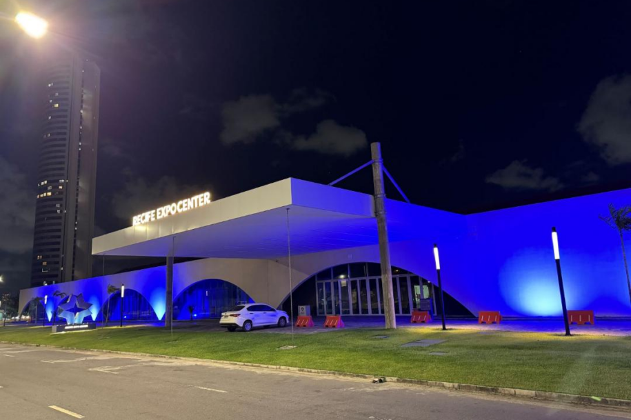 Recife Expo Center ilumina fachada de azul escuro em março em apoio à prevenção do câncer colorretal