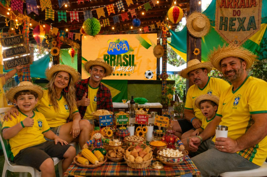 Resort Arcobaleno promove “São João na Copa” com clima junino e transmissão da Copa do Mundo em Porto Seguro