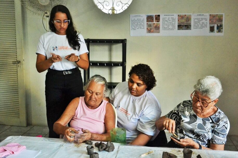 Primeira turma de modelagem em argila do projeto “Mãos da Experiência” já está em andamento em Paulista (PE)