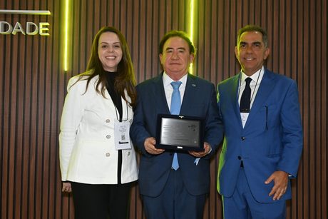 Manoel Linhares é homenageado pelo Ecad por iniciar aproximação entre a entidade e a hotelaria brasileira