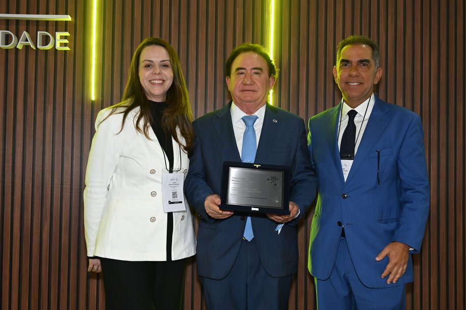Manoel Linhares é homenageado pelo Ecad por iniciar aproximação entre a entidade e a hotelaria brasileira